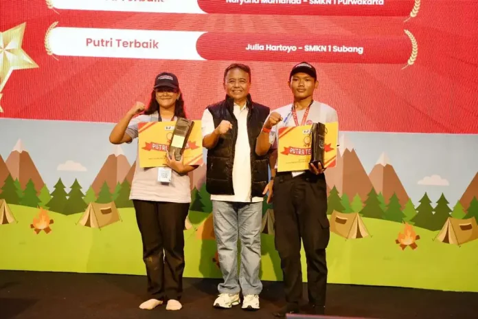 Sekretaris Daerah Provinsi Jawa Barat, Herman Suryatman, bersama perwakilan Duta Integritas pada acara West Java Youth Camp 2024, yang melahirkan generasi muda anti korupsi (Foto: Pemprov Jabar)