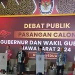 Pasangan calon gubernur dan wakil gubernur Jawa Barat saat menghadiri debat publik Pilkada 2024 putaran ke dua yang digelar di Cirebon (Foto: Dok. Antara)