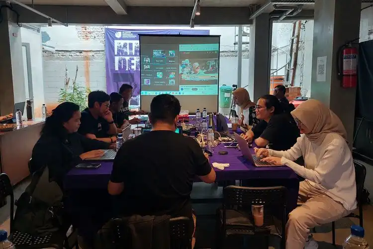 Proses berlangsungnya live fact-checking yang digelar Koalisi Cek Fakta saat berlangsungnya Pilkada 2024 (Foto: Ist)