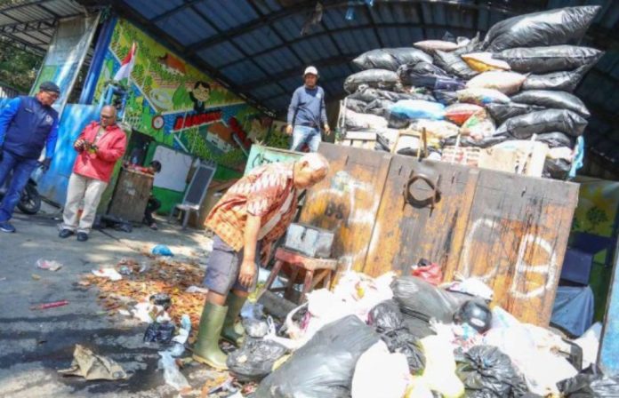 Inilah 10 Kelurahan TERBURUK di Kota Bandung dalam Penanganan Sampah!