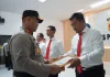 Kapolres Purwakarta, AKBP Lilik Ardiansyah saat memberikan penghargaan. (Foto: Dok Polres Purwakarta)