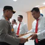 Kapolres Purwakarta, AKBP Lilik Ardiansyah saat memberikan penghargaan. (Foto: Dok Polres Purwakarta)