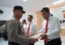 Kapolres Purwakarta, AKBP Lilik Ardiansyah saat memberikan penghargaan. (Foto: Dok Polres Purwakarta)