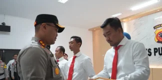 Kapolres Purwakarta, AKBP Lilik Ardiansyah saat memberikan penghargaan. (Foto: Dok Polres Purwakarta)