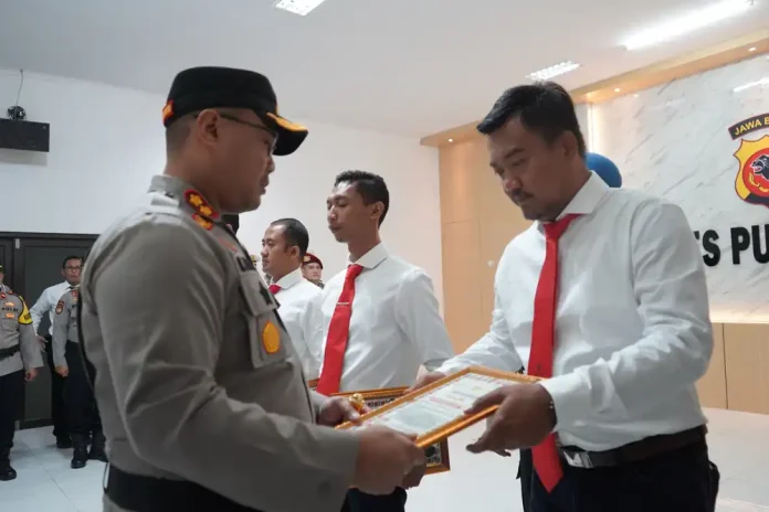 Kapolres Purwakarta, AKBP Lilik Ardiansyah saat memberikan penghargaan. (Foto: Dok Polres Purwakarta)