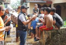 Paslon Sahrul-Gun Gun Pilih Kunjungi Warga Terdampak Banjir, Ketimbang Gelar Kampanye Akbar