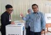 Calon Bupati Bandung Sahrul Gunawan dan Kelurarga Gunakan Hak Pilih di Pilkada 2024