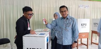 Calon Bupati Bandung Sahrul Gunawan dan Kelurarga Gunakan Hak Pilih di Pilkada 2024