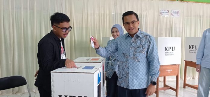 Calon Bupati Bandung Sahrul Gunawan dan Kelurarga Gunakan Hak Pilih di Pilkada 2024