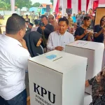 Sekretaris Daerah Kabupaten Purwakarta, Norman Nugraha didampingi Ketua KPU Purwakarta, Dian Hadiana, saat meninjau simulasi pemungutan dan penghitungan suara. (Foto: Gin/Jabarnews)