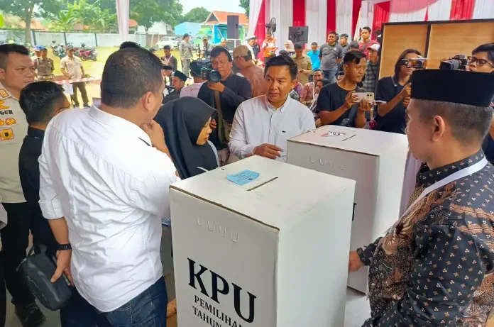 Sekretaris Daerah Kabupaten Purwakarta, Norman Nugraha didampingi Ketua KPU Purwakarta, Dian Hadiana, saat meninjau simulasi pemungutan dan penghitungan suara. (Foto: Gin/Jabarnews)