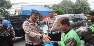 Kegiatan bakti sosial yang dilakukan Si Propam Polres Purwakarta. (Foto: Dok Polres Purwakarta)