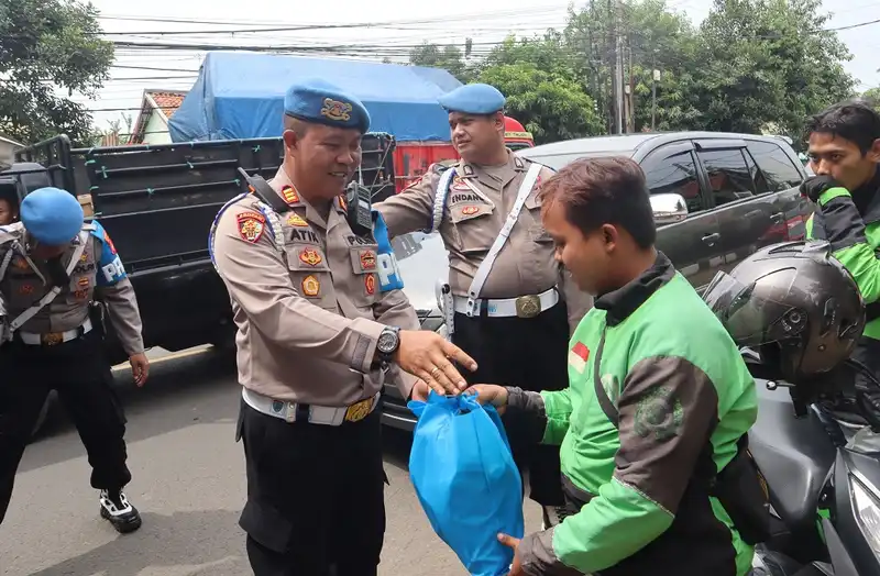 Kegiatan bakti sosial yang dilakukan Si Propam Polres Purwakarta. (Foto: Dok Polres Purwakarta)