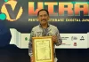 Kepala Diskominfo Purwakarta, Rudi Hartono saat menerima penghargaan di ajang Jabar Saber Hoaks (JSH) Award 2024