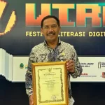 Kepala Diskominfo Purwakarta, Rudi Hartono saat menerima penghargaan di ajang Jabar Saber Hoaks (JSH) Award 2024