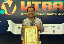 Kepala Diskominfo Purwakarta, Rudi Hartono saat menerima penghargaan di ajang Jabar Saber Hoaks (JSH) Award 2024