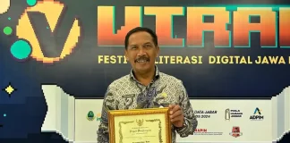 Kepala Diskominfo Purwakarta, Rudi Hartono saat menerima penghargaan di ajang Jabar Saber Hoaks (JSH) Award 2024