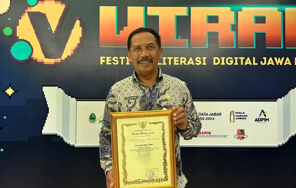 Kepala Diskominfo Purwakarta, Rudi Hartono saat menerima penghargaan di ajang Jabar Saber Hoaks (JSH) Award 2024