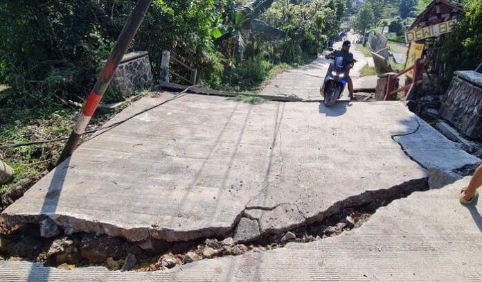 Pergeseran tanah di Desa Bojogkoneng Bogor