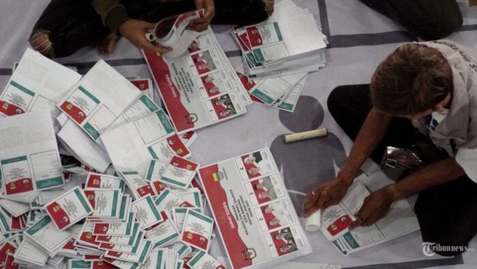 Petugas sedang melakukan sortir surat suara Pilkada 2024