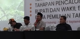 Ketua Bawaslu Kabupanten Subang, Ahmad Mansur bersama anggota Bawaslu lainnya.