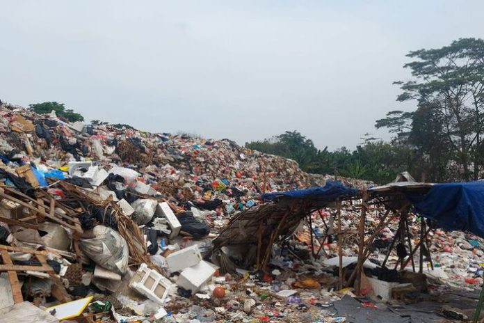 TPS liar di kawasan Limo Kota Depok