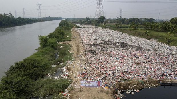 Tumpukan sampah di bantaran kali CBL