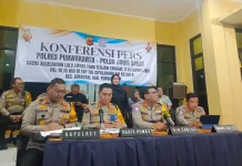 Kabid Humas Polda Jabar, Kombes Pol. Jules Abraham Abast didampingi Dirlantas Polda Jabar, Kombes. Pol. Ruminio Ardano, Wadirlantas Polda Jabar, AKBP Edwin Affandi dan Kapolres Purwakarta, AKBP Lilik Ardiansyah saat menggelar konferensi pers kasus kecelakaan tabrakan beruntun di Tol Cipularang Km 92. (Foto: Gin/Jabarnews)