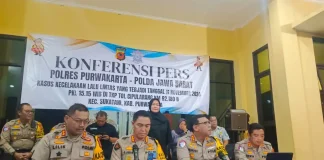 Kabid Humas Polda Jabar, Kombes Pol. Jules Abraham Abast didampingi Dirlantas Polda Jabar, Kombes. Pol. Ruminio Ardano, Wadirlantas Polda Jabar, AKBP Edwin Affandi dan Kapolres Purwakarta, AKBP Lilik Ardiansyah saat menggelar konferensi pers kasus kecelakaan tabrakan beruntun di Tol Cipularang Km 92. (Foto: Gin/Jabarnews)