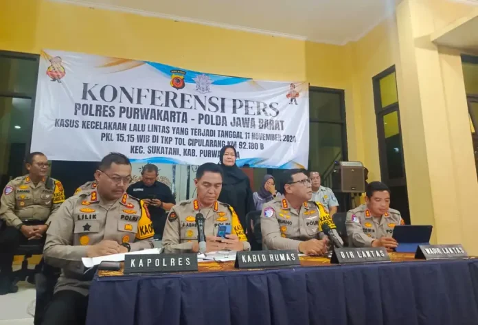 Kabid Humas Polda Jabar, Kombes Pol. Jules Abraham Abast didampingi Dirlantas Polda Jabar, Kombes. Pol. Ruminio Ardano, Wadirlantas Polda Jabar, AKBP Edwin Affandi dan Kapolres Purwakarta, AKBP Lilik Ardiansyah saat menggelar konferensi pers kasus kecelakaan tabrakan beruntun di Tol Cipularang Km 92. (Foto: Gin/Jabarnews)