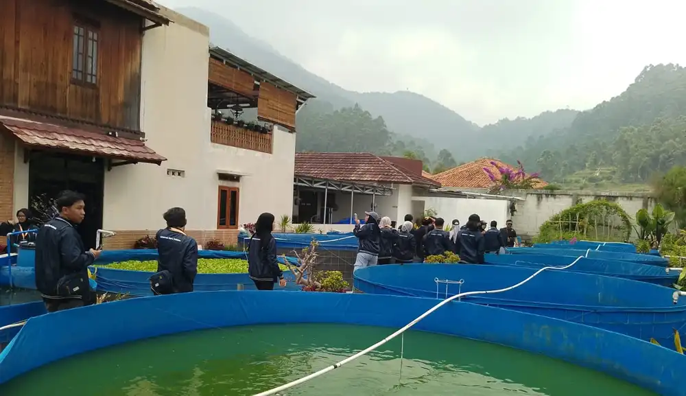 Para mahasiswa yang tergabung dalam komunitas Generasi Baru Indonesia (GenBI) mengunjungi desa wisata dan UMKM di Jawa Barat (Foto: Ist)