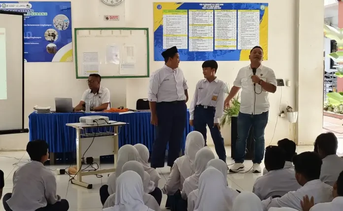 Sosialisasi Pencegahan, Pemberantasan, Penyalahgunaan, dan Peredaran Gelap Narkoba (P4GN) kepada pelajar di SMP IT Al-Mazid Subang, sebagai upaya Polres Subang memerangi peredaran dan penyalahgunaan narkoba. (Foto: Ist)