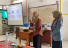 Sosialisasi ‘Pot Komposter: Langkah Sederhana Menuju Zero Food Waste’ yang digelar mahasiswa UPI Purwakarta di SD Negeri 2 Sindangkasih Purwakarta, yang bertujuan mengedukasi orang tua siswa untuk mengurangi sampah rumah tangga dengan cara yang praktis dan ramah lingkungan. (Foto: Ist)