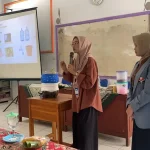 Sosialisasi ‘Pot Komposter: Langkah Sederhana Menuju Zero Food Waste’ yang digelar mahasiswa UPI Purwakarta di SD Negeri 2 Sindangkasih Purwakarta, yang bertujuan mengedukasi orang tua siswa untuk mengurangi sampah rumah tangga dengan cara yang praktis dan ramah lingkungan. (Foto: Ist)