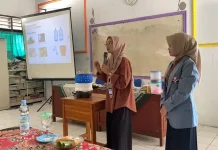 Sosialisasi ‘Pot Komposter: Langkah Sederhana Menuju Zero Food Waste’ yang digelar mahasiswa UPI Purwakarta di SD Negeri 2 Sindangkasih Purwakarta, yang bertujuan mengedukasi orang tua siswa untuk mengurangi sampah rumah tangga dengan cara yang praktis dan ramah lingkungan. (Foto: Ist)