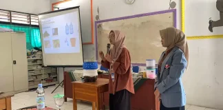 Sosialisasi ‘Pot Komposter: Langkah Sederhana Menuju Zero Food Waste’ yang digelar mahasiswa UPI Purwakarta di SD Negeri 2 Sindangkasih Purwakarta, yang bertujuan mengedukasi orang tua siswa untuk mengurangi sampah rumah tangga dengan cara yang praktis dan ramah lingkungan. (Foto: Ist)