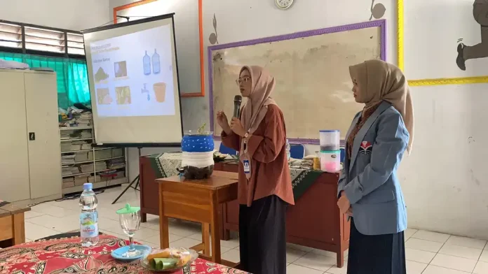 Sosialisasi ‘Pot Komposter: Langkah Sederhana Menuju Zero Food Waste’ yang digelar mahasiswa UPI Purwakarta di SD Negeri 2 Sindangkasih Purwakarta, yang bertujuan mengedukasi orang tua siswa untuk mengurangi sampah rumah tangga dengan cara yang praktis dan ramah lingkungan. (Foto: Ist)