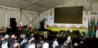 Direktur Jejaring Pendidikan KPK Dian Novianthi saat memberikan pembekalan antikorupsi kepada para pelajar Jabar dalam kegiatan West Java Youth Camp di Kabupaten Cianjur (Foto: ACLC KPK)