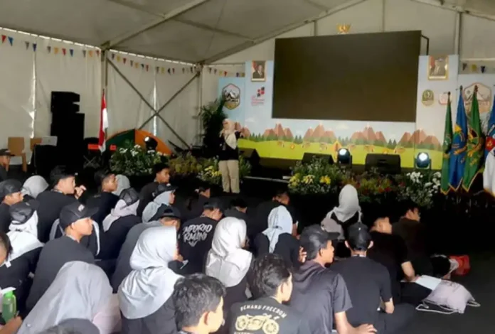 Direktur Jejaring Pendidikan KPK Dian Novianthi saat memberikan pembekalan antikorupsi kepada para pelajar Jabar dalam kegiatan West Java Youth Camp di Kabupaten Cianjur (Foto: ACLC KPK)