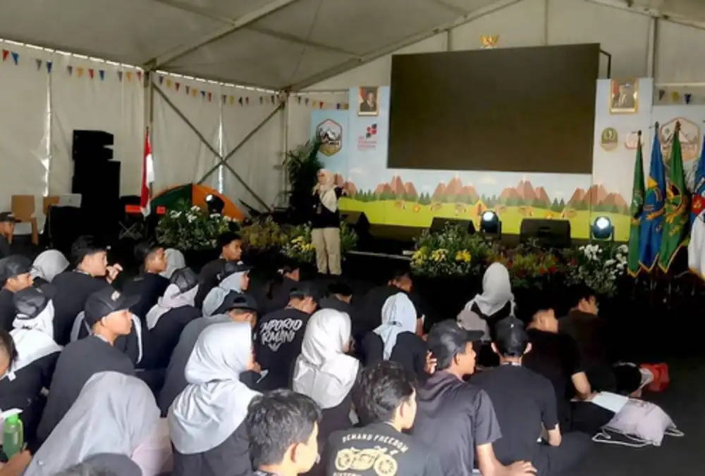 Direktur Jejaring Pendidikan KPK Dian Novianthi saat memberikan pembekalan antikorupsi kepada para pelajar Jabar dalam kegiatan West Java Youth Camp di Kabupaten Cianjur (Foto: ACLC KPK)