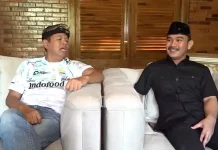 Gubernur Jawa Barat terpilih, Dedi Mulyadi, dan Bupati Bekasi terpilih, Ade Kuswara Kunang, ketika berbincang masalah banyaknya praktik pungli calon tenaga kerja (Foto: Tangkapan layar YouTube Kang Dedi Mulyadi Channel)