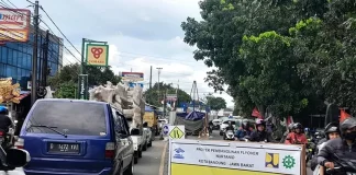 Kemacetan di sekitar proyek pembangunan flyover Nurtanio Kota Bandung. (foto: istimewa)