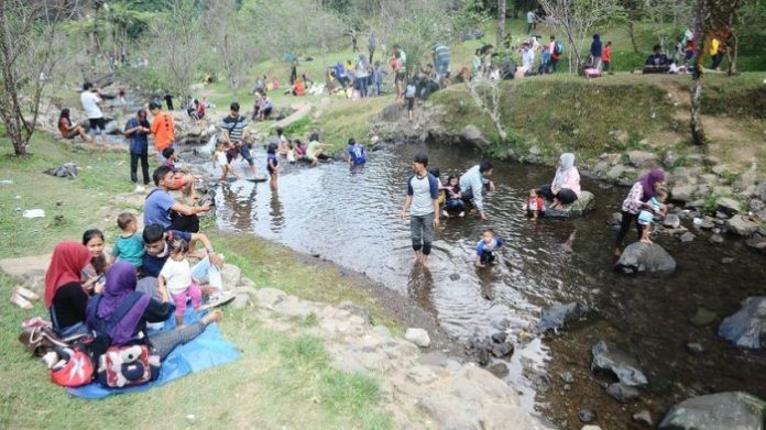 Pengunjung memenuhi Kebun Raya Cibodas Cianjur