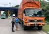 Sosialisasi mengenai jam operasional truk bersumbu 3 yang dilakukan Polres Purwakarta. (Foto: Dok Polres Purwakarta)