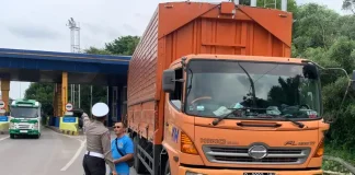 Sosialisasi mengenai jam operasional truk bersumbu 3 yang dilakukan Polres Purwakarta. (Foto: Dok Polres Purwakarta)