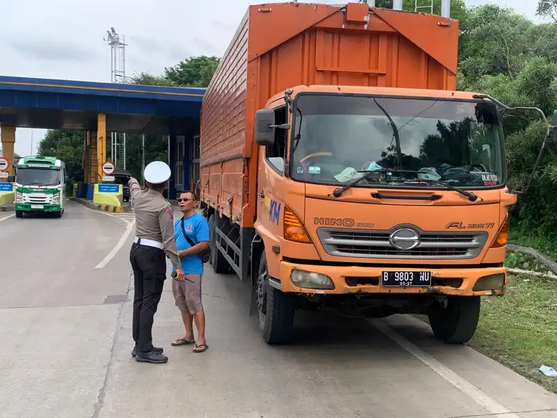 Sosialisasi mengenai jam operasional truk bersumbu 3 yang dilakukan Polres Purwakarta. (Foto: Dok Polres Purwakarta)