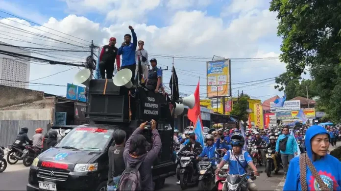 Aliansi Buruh Purwakarta menggelar aksi unjuk rasa. (Foto: Gin/Jabarnews)