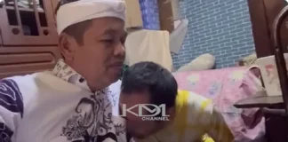 Seorang warga yang tinggal di kolong jembatan Pasupati menangis sambil memeluk Gubernur Jawa Barat terpilih, Kang Dedi Mulyadi. (Foto: Tangkapan layar akun YouTube Kang Dedi Mulyadi Channel)