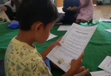 Seorang anak di Dago Elos Bandung me-review bahan bacaan, sebagai salah satu kegiatan TuturKami dalam meningkatkan literasi. (Foto: Ist)