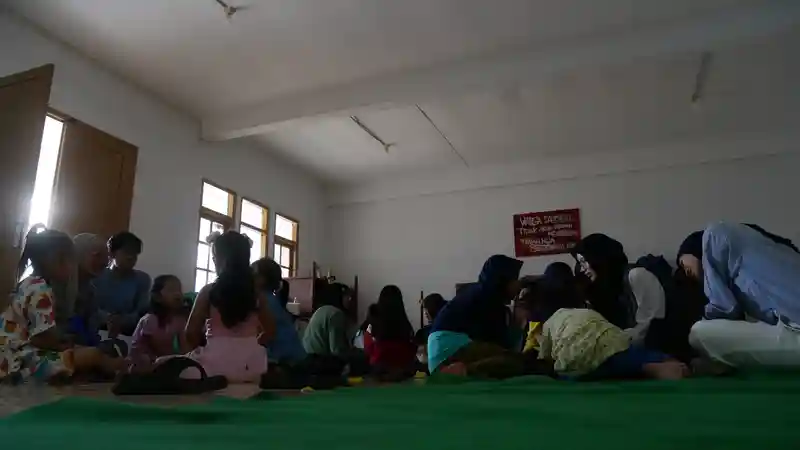 Kegiatan pembelajaran non-formal yang digelar TuturKami melalui pendekatan fun-based learning untuk meningkatkan tingkat literasi anak-anak Dago Elos Bandung (Foto: Ist)